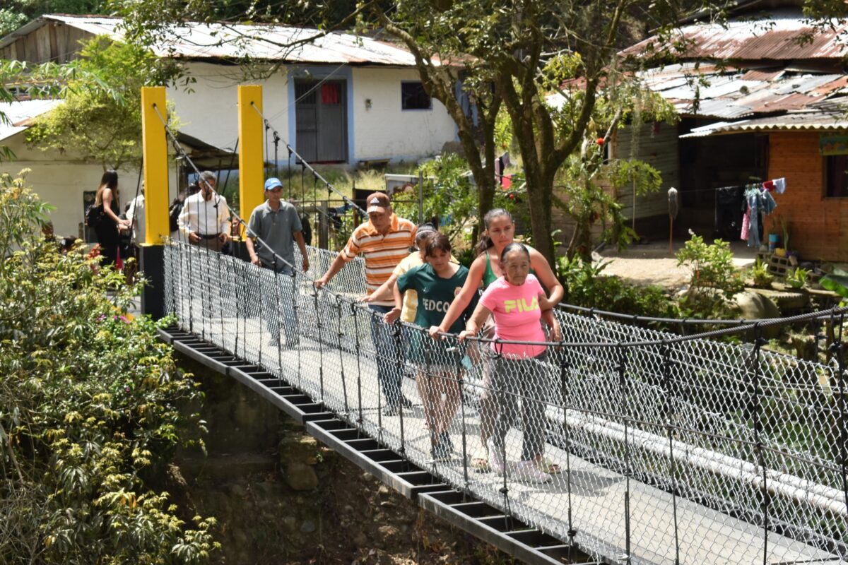 Renovado el puente peatonal del sector Puente Negro en Guadualejo, zona rural de Buga